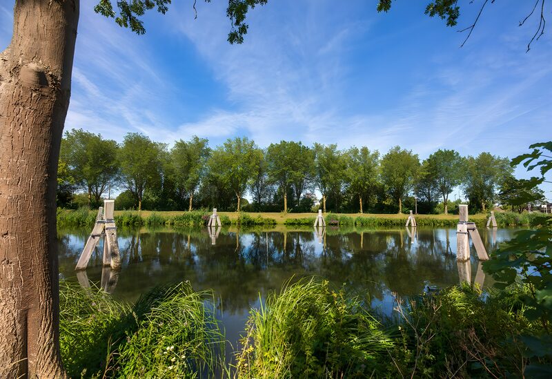Ruhiger Fluss mit Holzpfeilern