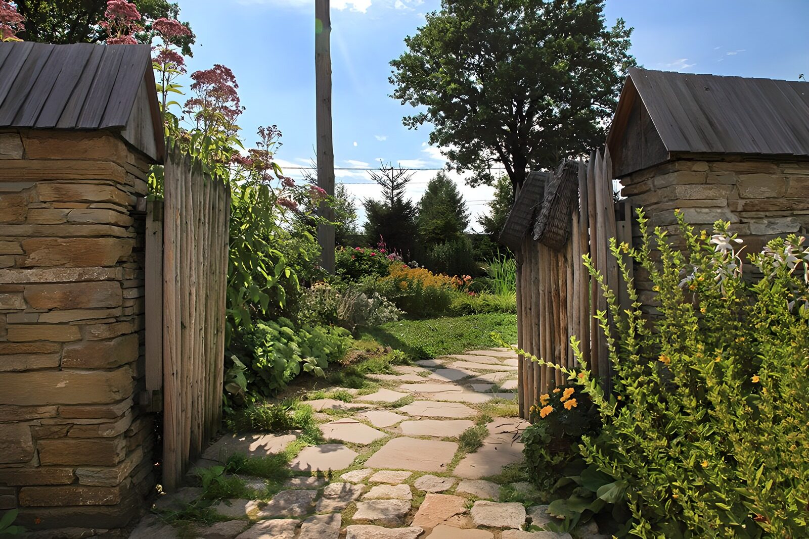 Eingang in einen blühenden Garten