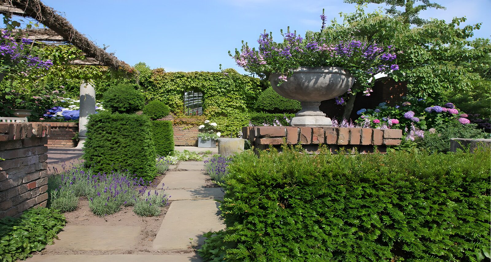 Blühender Garten mit geometrischen Formen