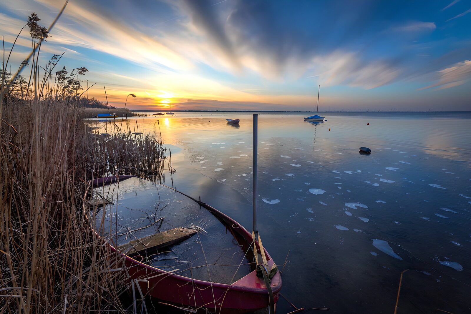 Ruhiger Sonnenuntergang am See