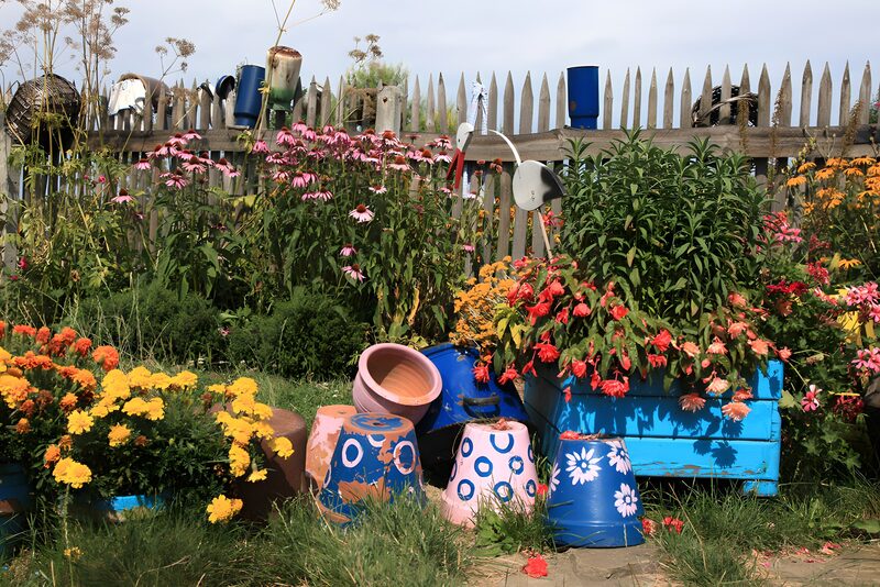Bunte Blumentöpfe im Garten