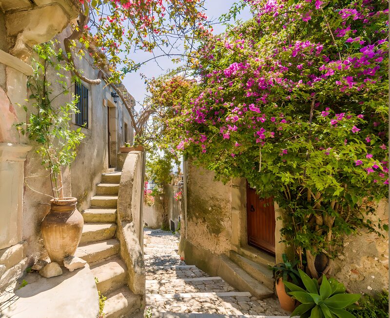 Malerische Gasse mit bunten Blumen