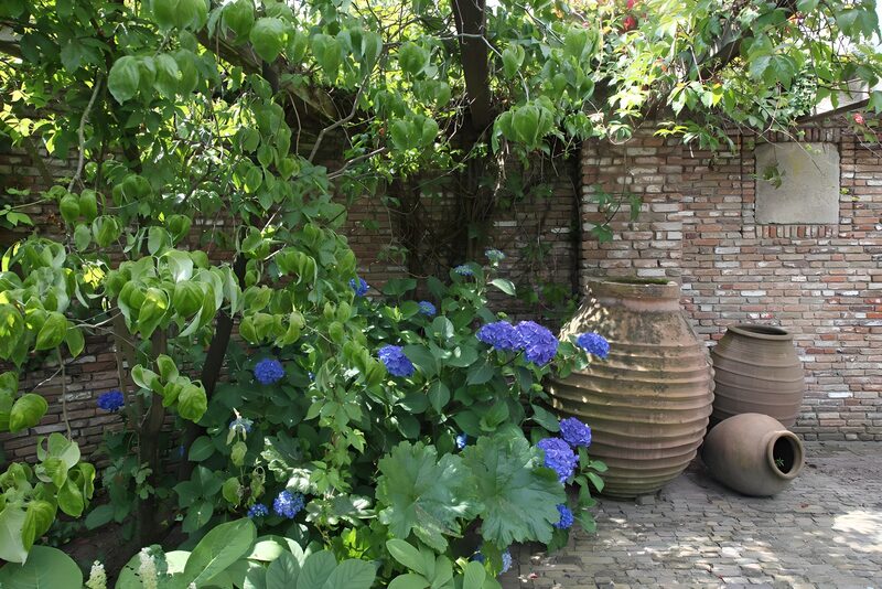 Verwunschener Garten mit Keramik