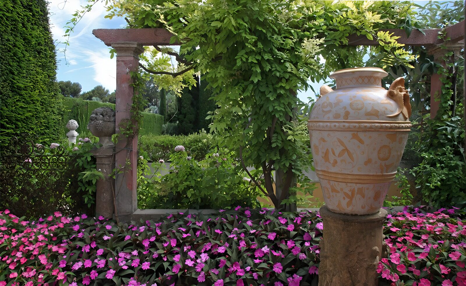 Garten mit antiker Vase und bunten Blumen
