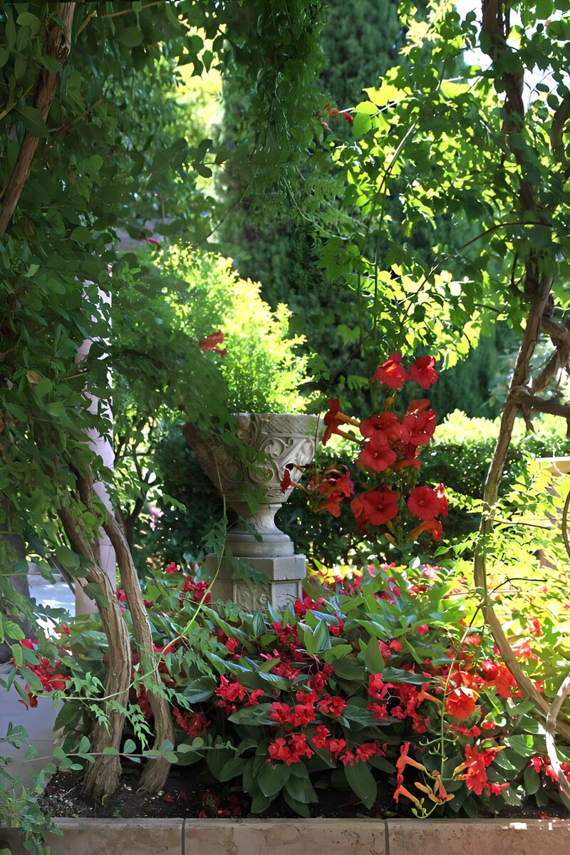 Blühender Garten im Grünen