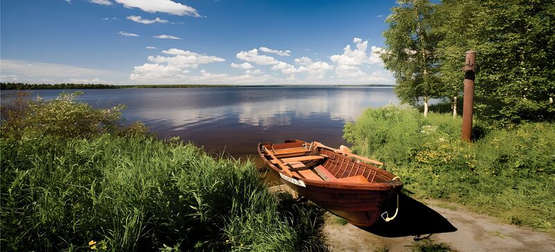 Ruhiger See mit einem alten Boot