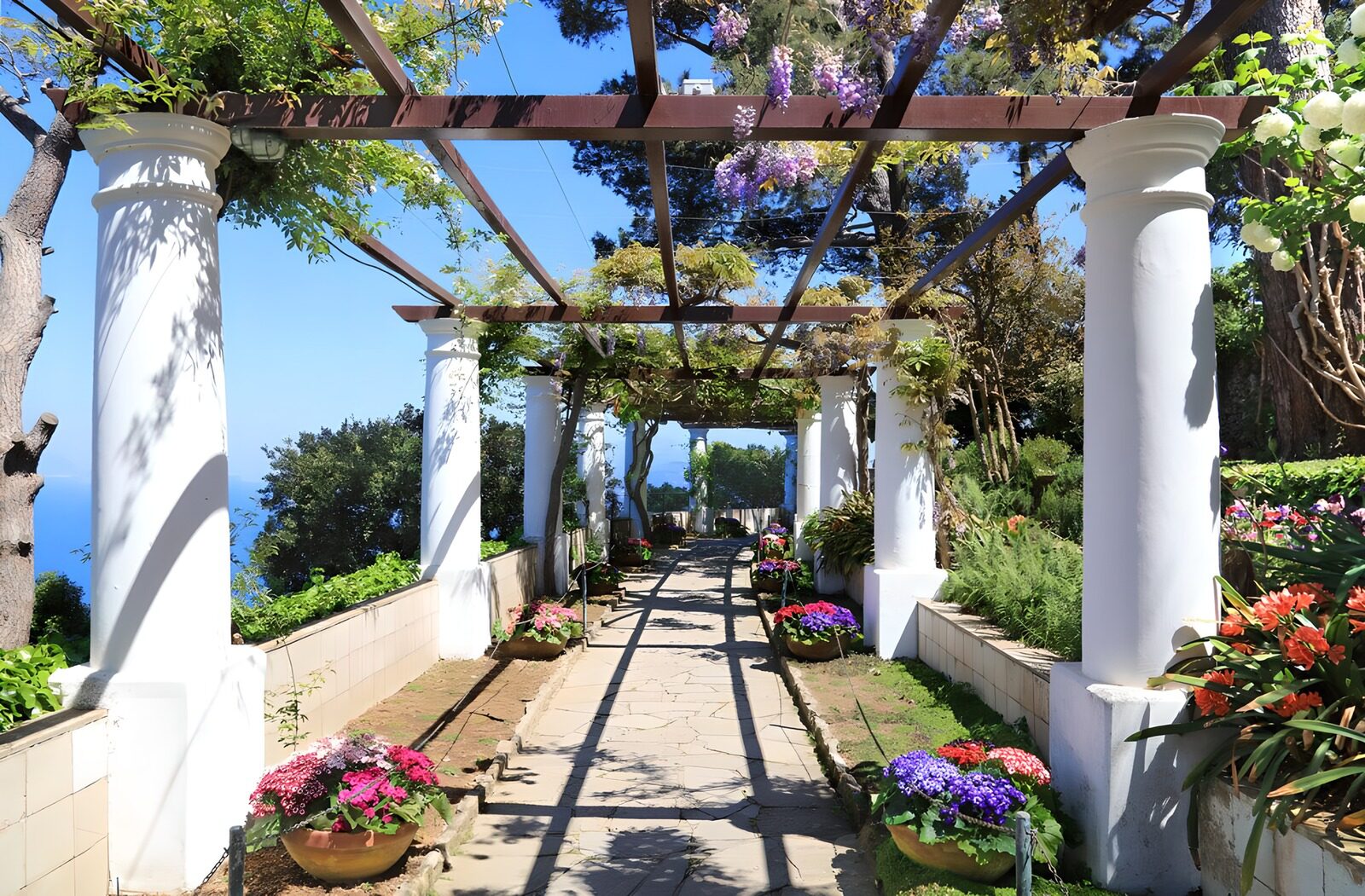 Blumenweg unter der Pergola