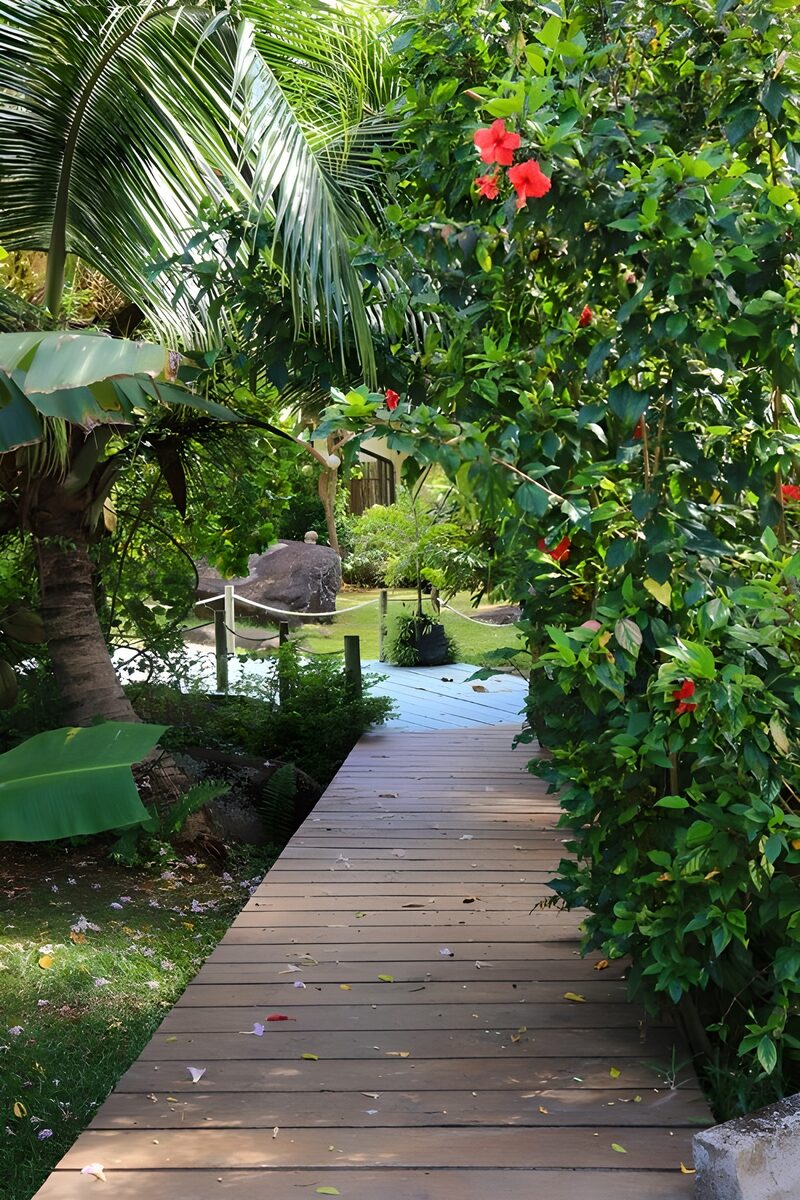 Blühender Gartenweg im Paradies