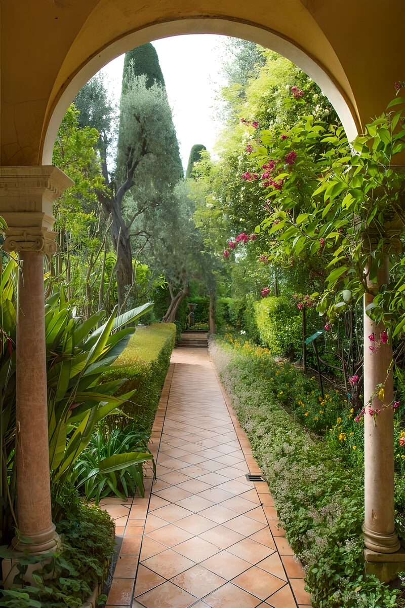 Zauberhafter Gartenweg mit Bögen