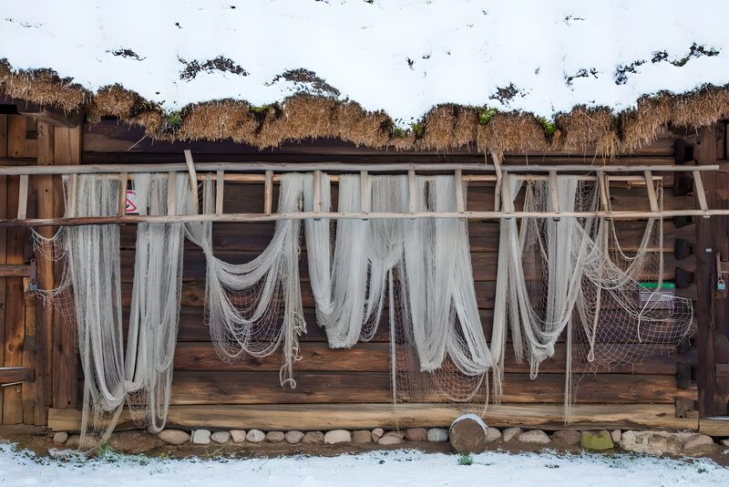 Fangnetze an einer Holzwand im Schnee