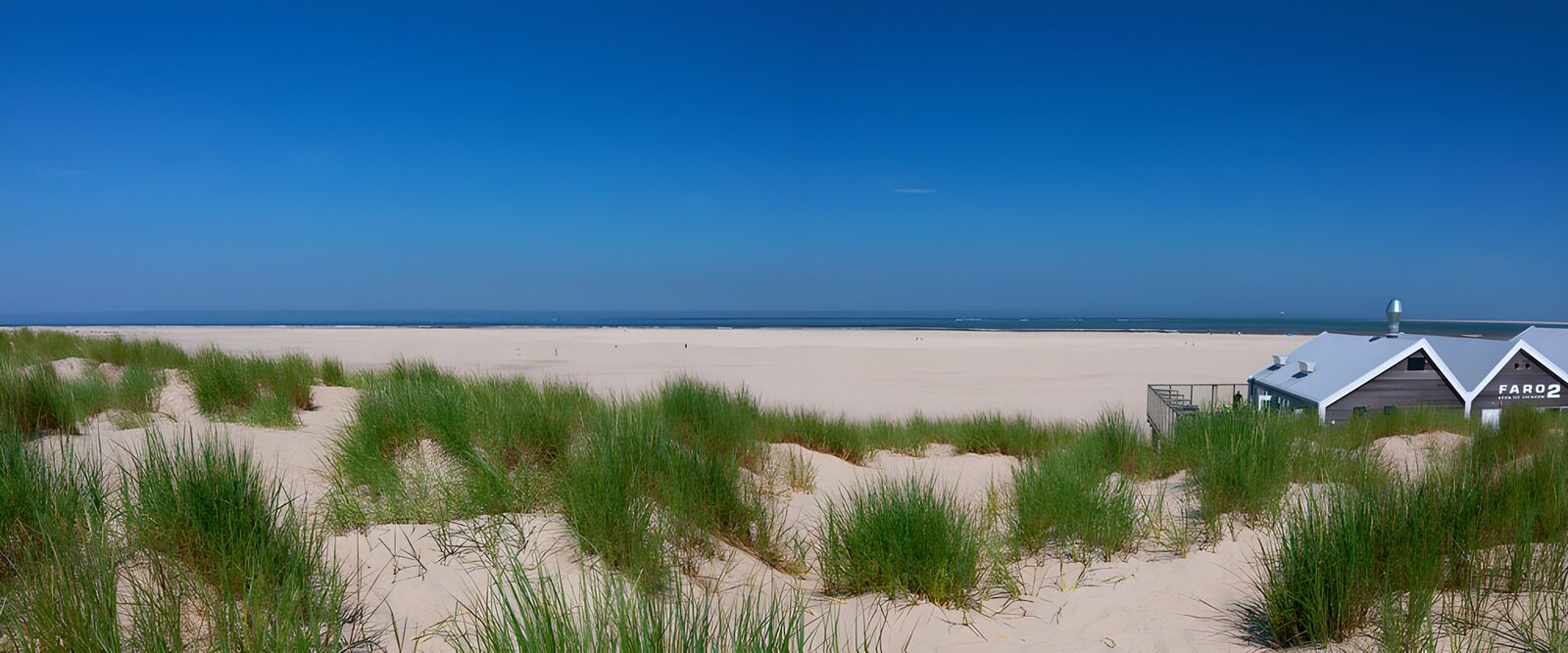 Strandszene mit dänischem Wetterhaus