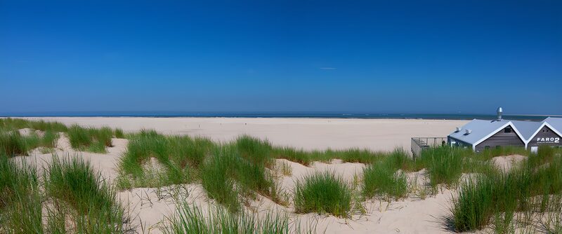 Strandszene mit dänischem Wetterhaus