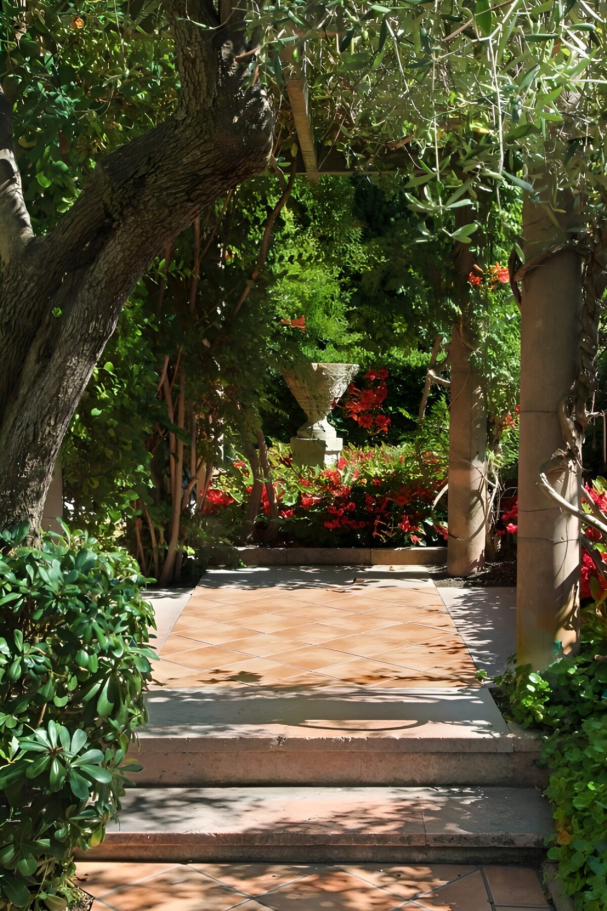 Schöner Gartenweg im Grünen