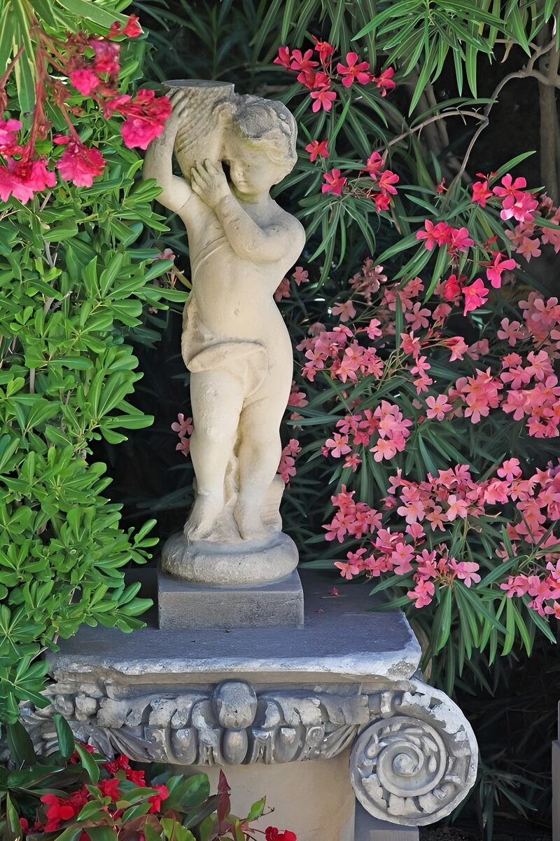 Ein Junge mit einer Schale in einer Gartenlandschaft