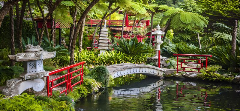 Japanscher Garten mit Brücke und Teich
