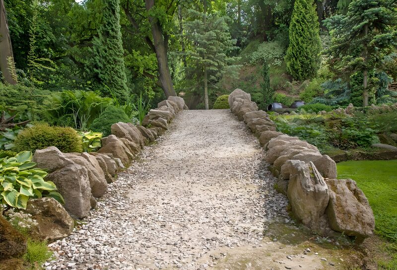Gartenweg zwischen grüner Natur