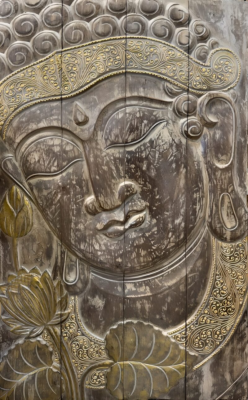 Buddha-Porzellanrelief mit goldenen Akzenten