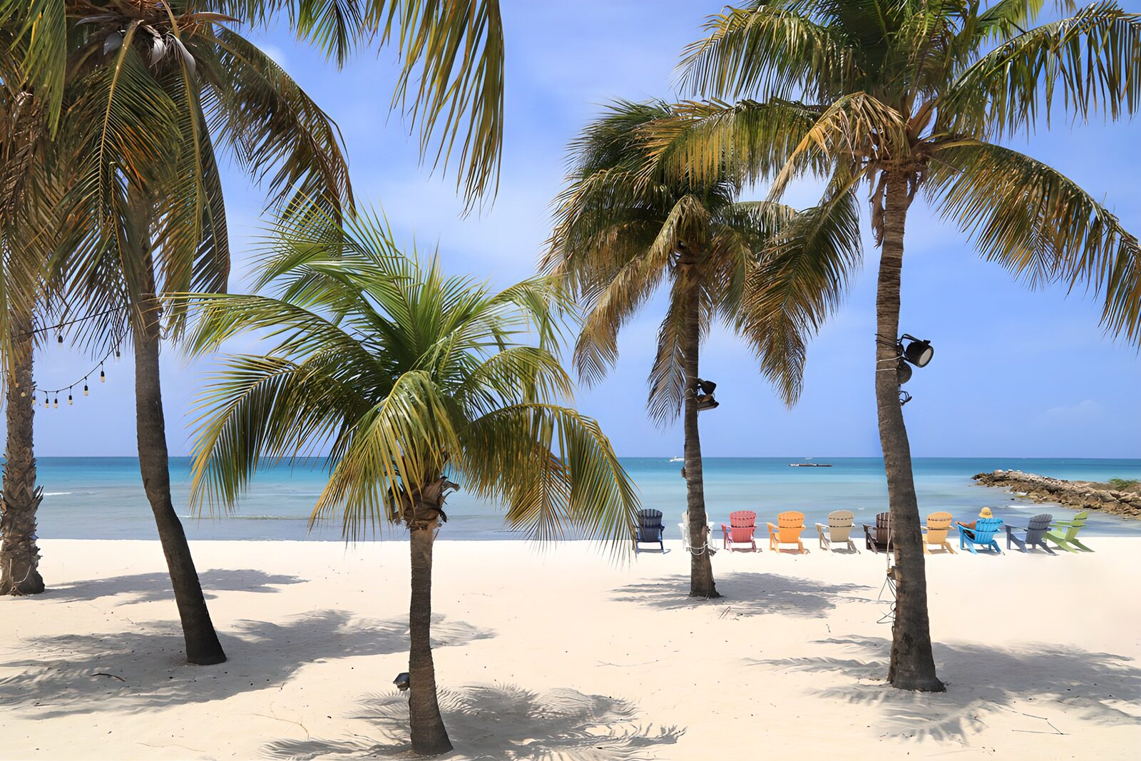 Paradiesischer Strand mit Palmen und Stühlen