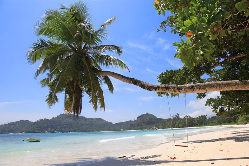 Tropicale Strand met Hangstoel