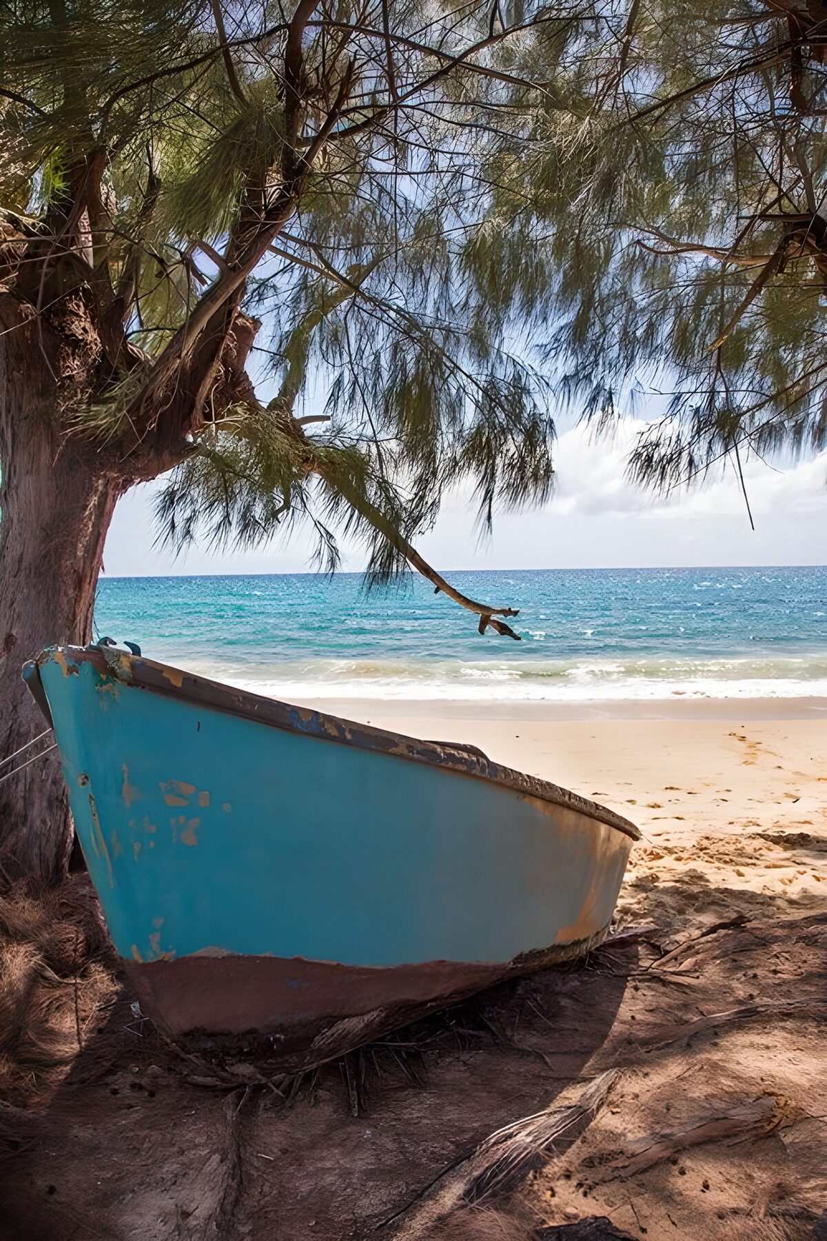 Verlassenes Boot am Strand