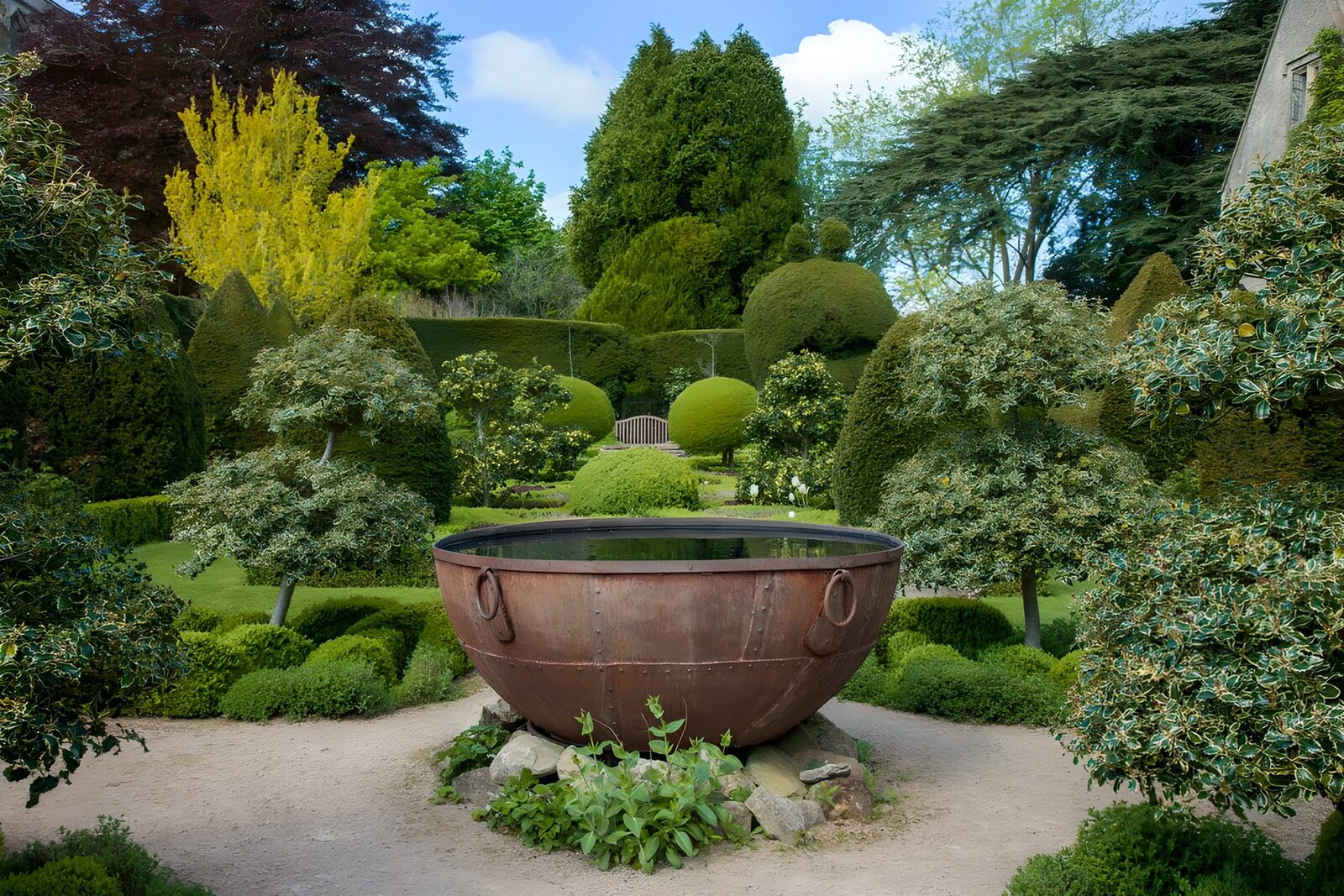 Rustikaler Garten mit Kupferbecken