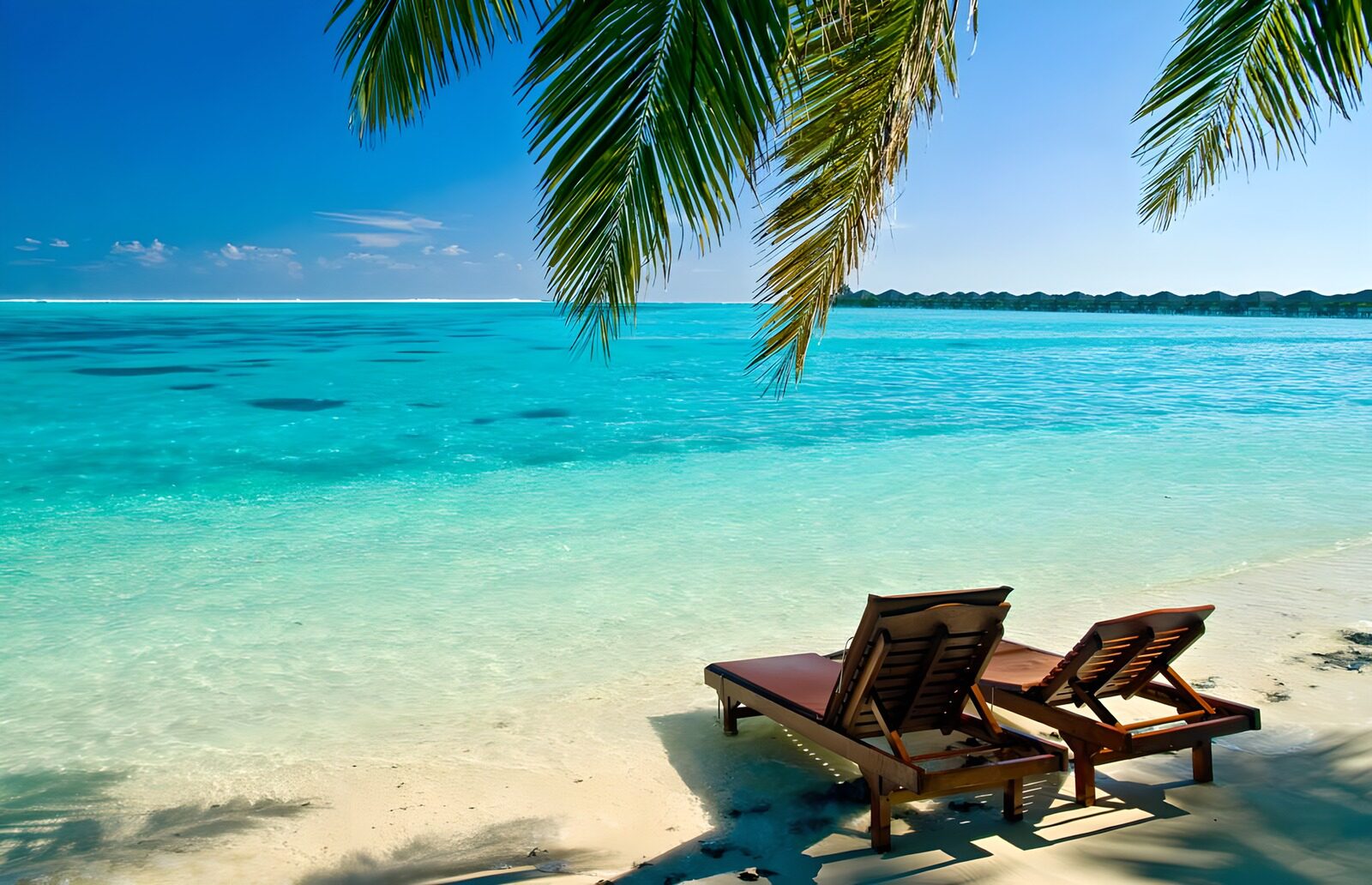 Traumstrand mit Liegen am Wasser
