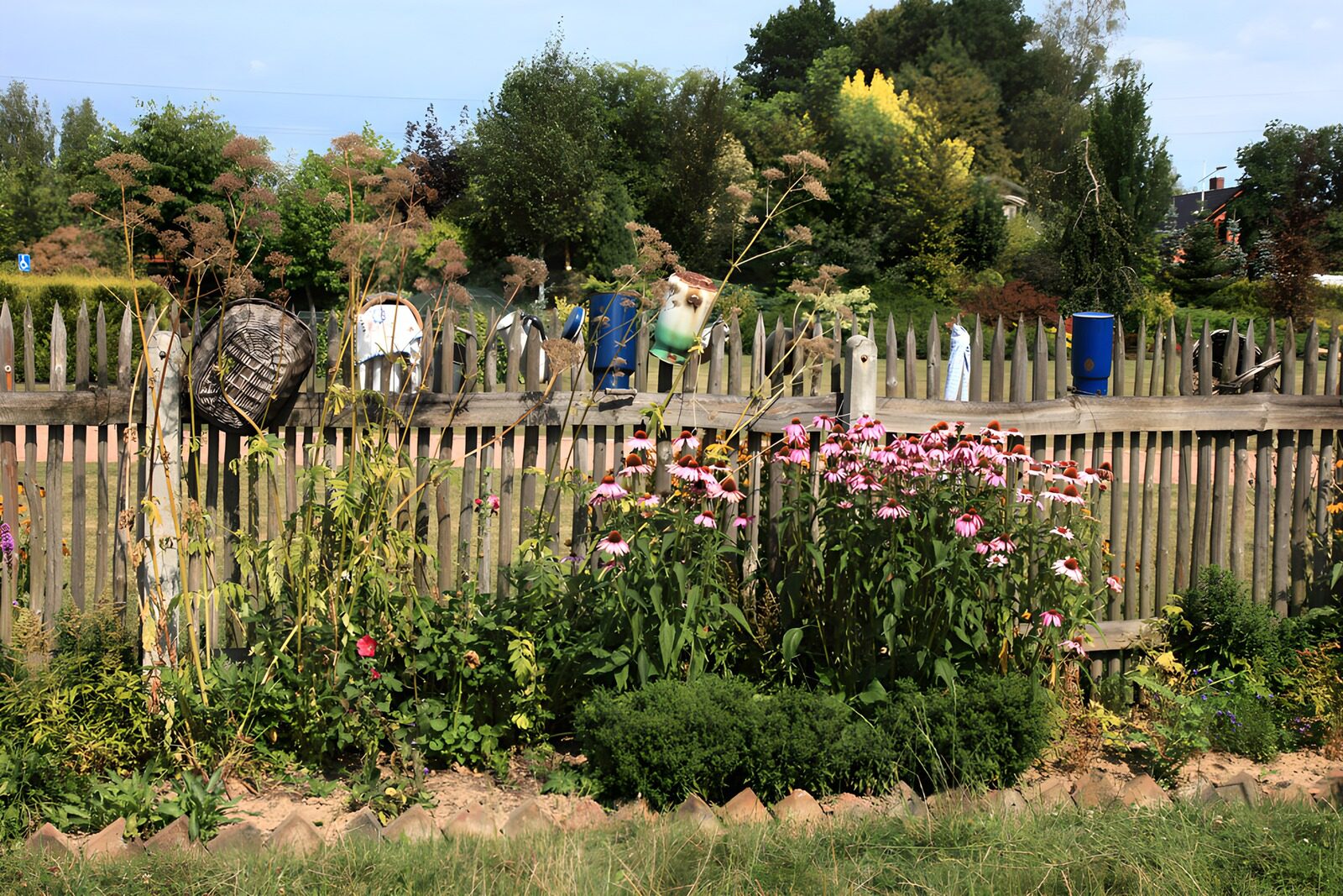 Bunte Blumen und kreative Gartenkunst