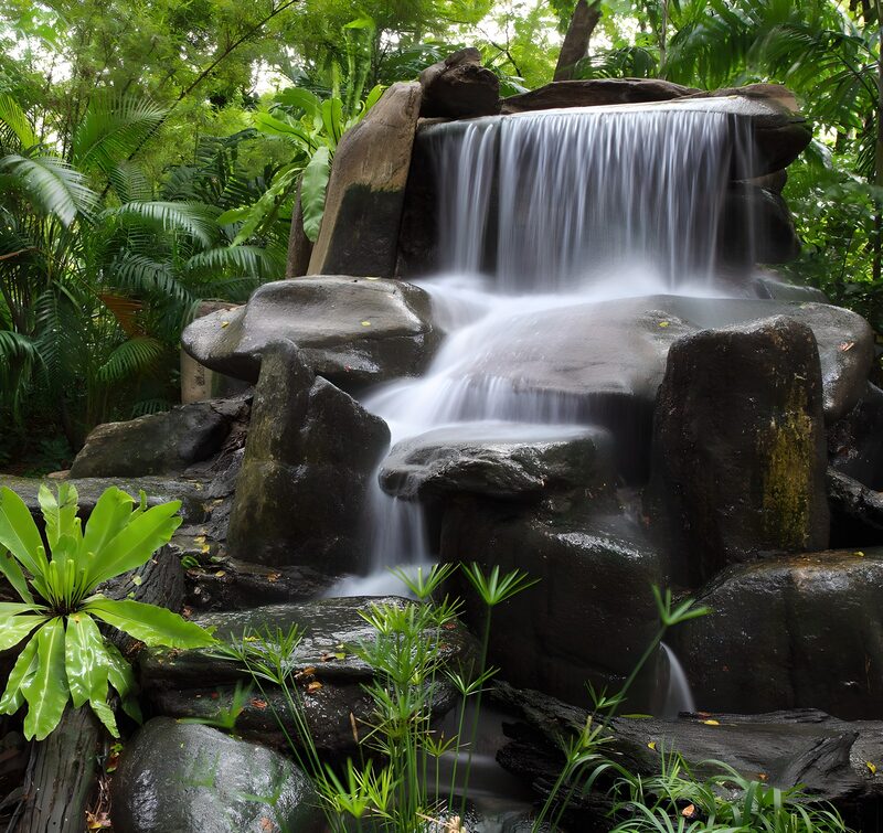 Wunderbarer Wasserfall im Dschungel