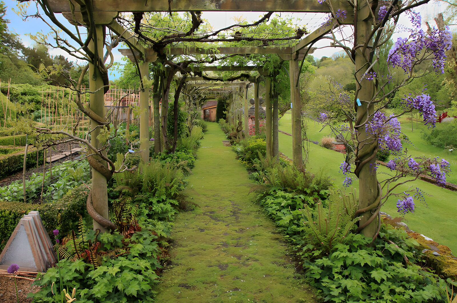Zauberhafter Gartenweg im Frühling