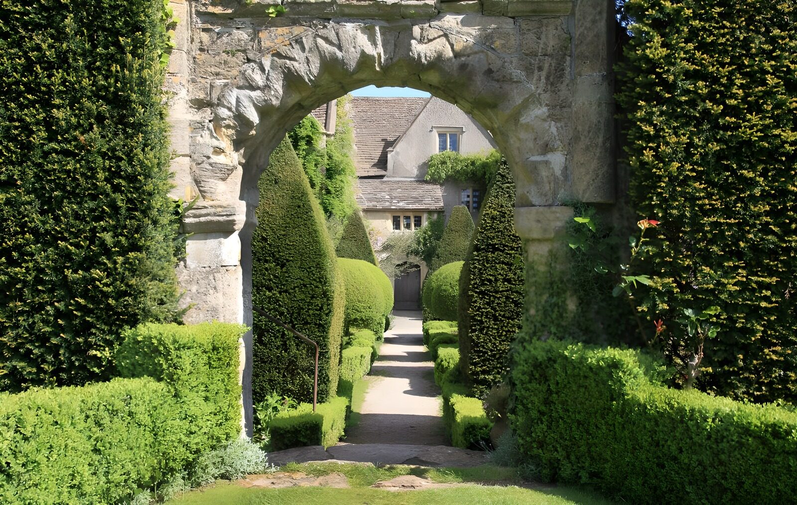 Gartenpforte mit grünen Hecken