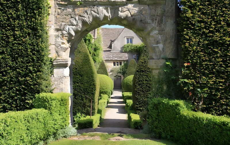 Gartenpforte mit grünen Hecken
