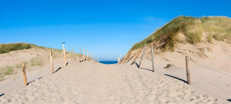 Zugang zum Strand bei klarem Himmel