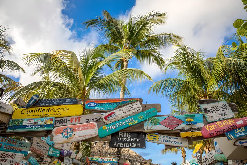 Wegweiser unter Palmen in Curacao