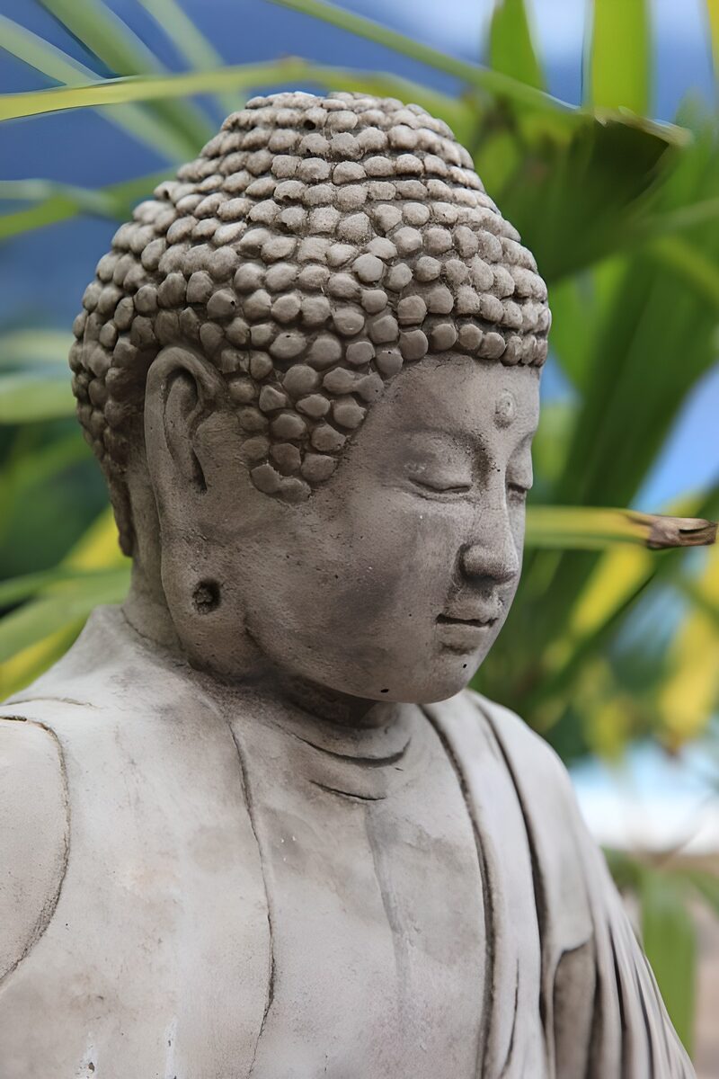 Buddha-Skulptur im Grünen