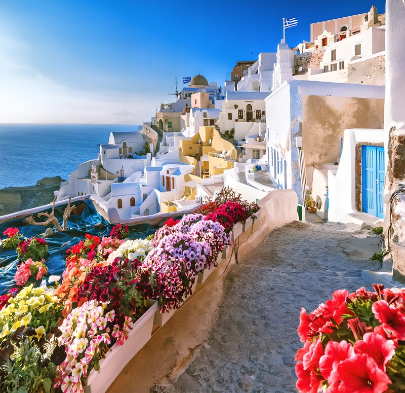 Blumiges Santorin in strahlendem Licht