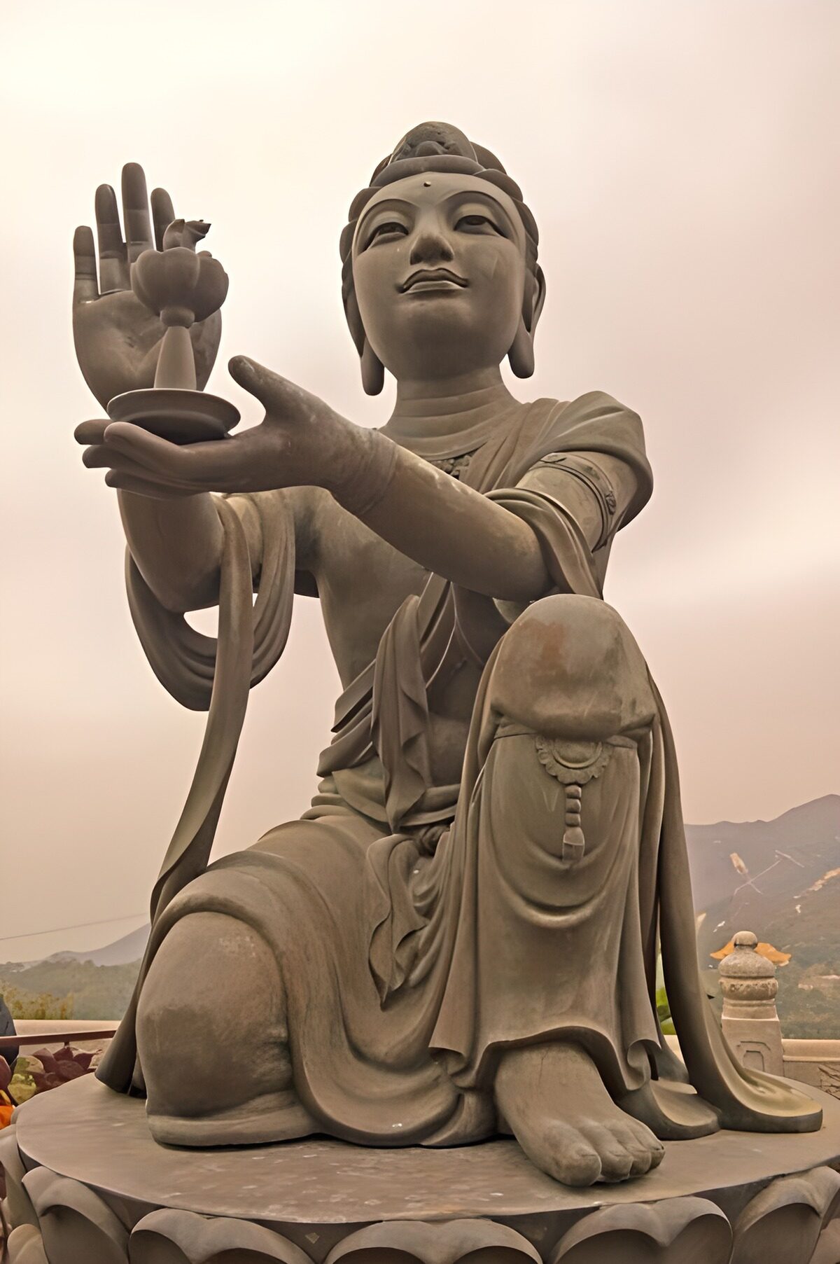 Buddha-Statue mit Lotusblüte