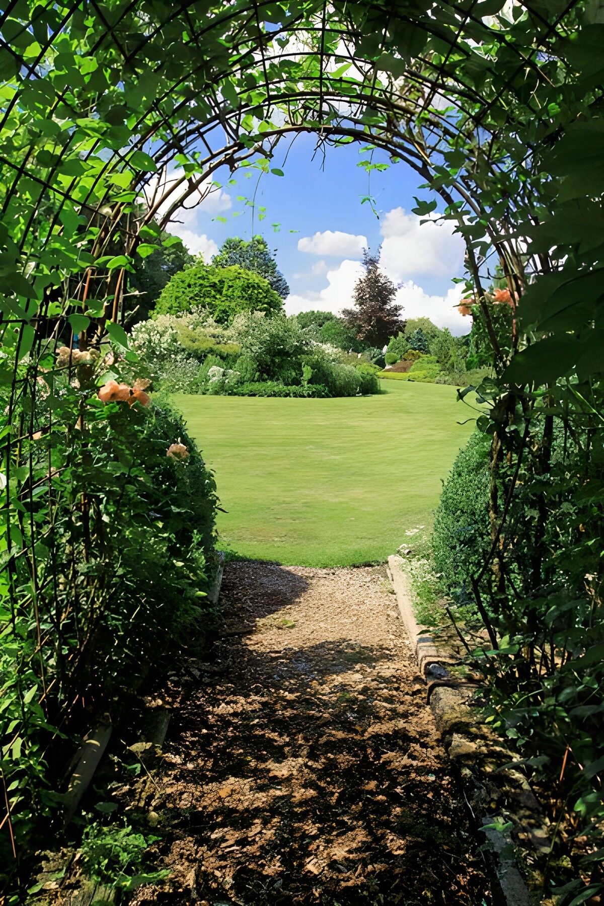 Gartenweg zum friedlichen Paradies