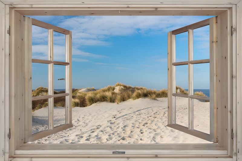 Blick auf den Strand durch ein Fenster