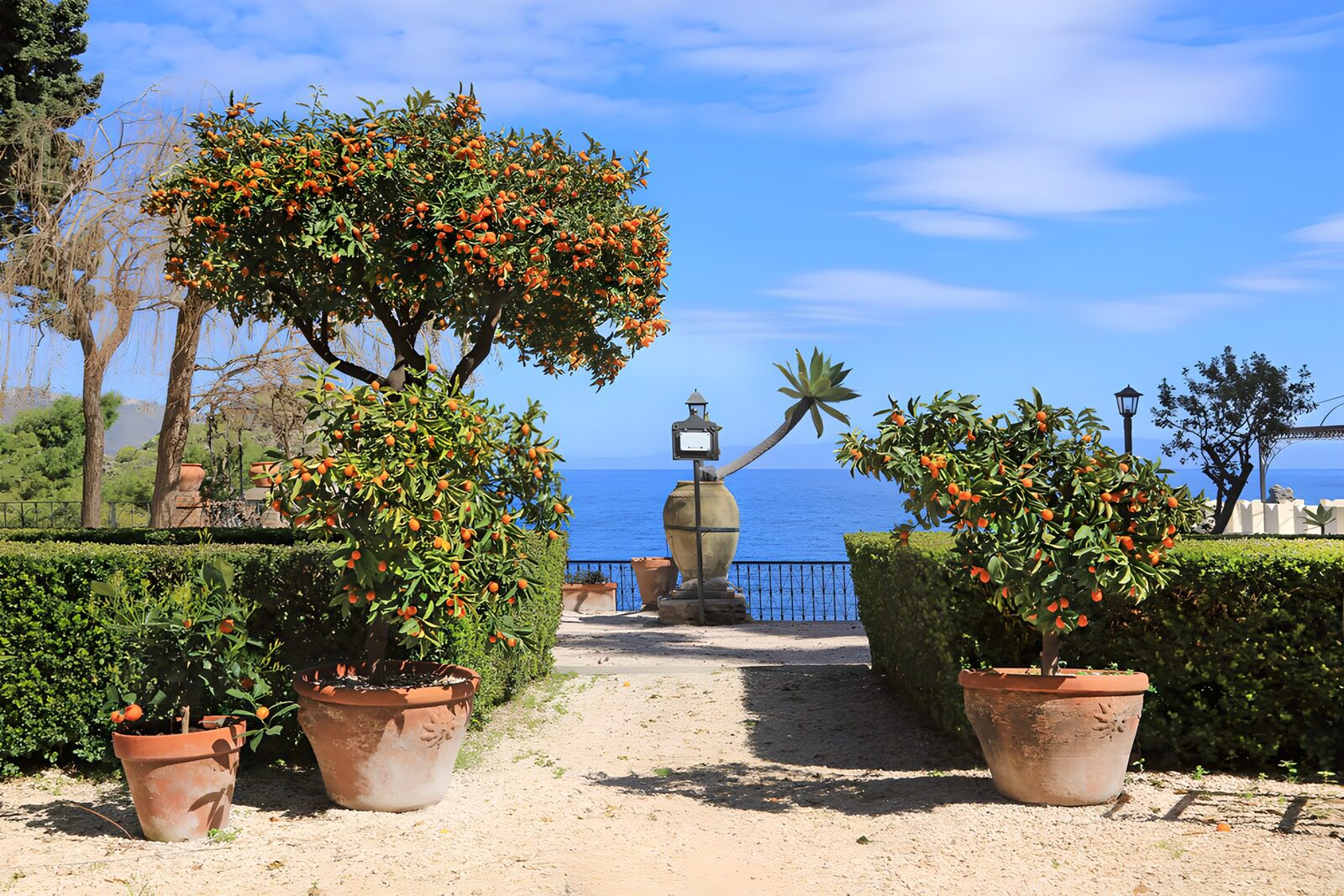 Mediterraner Garten mit Blick aufs Meer