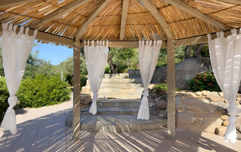 Gemütlicher Pavillon im Garten