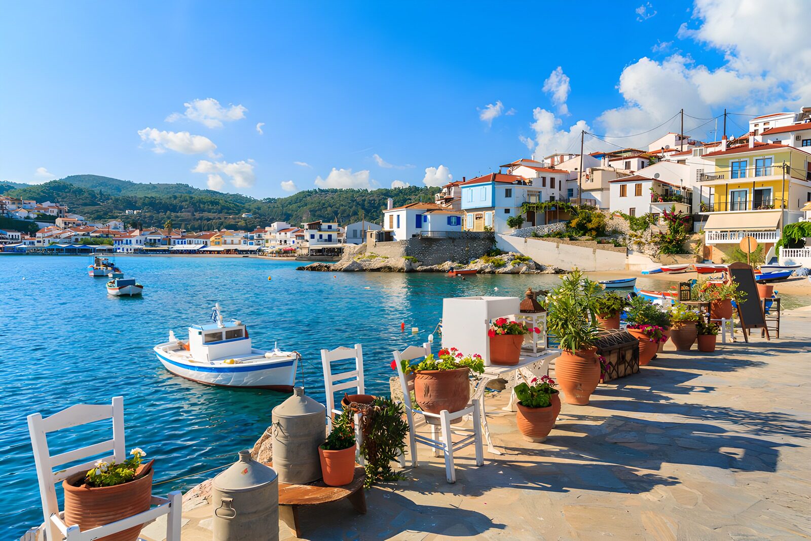 Malerischer Hafen in griechischer Küstenstadt