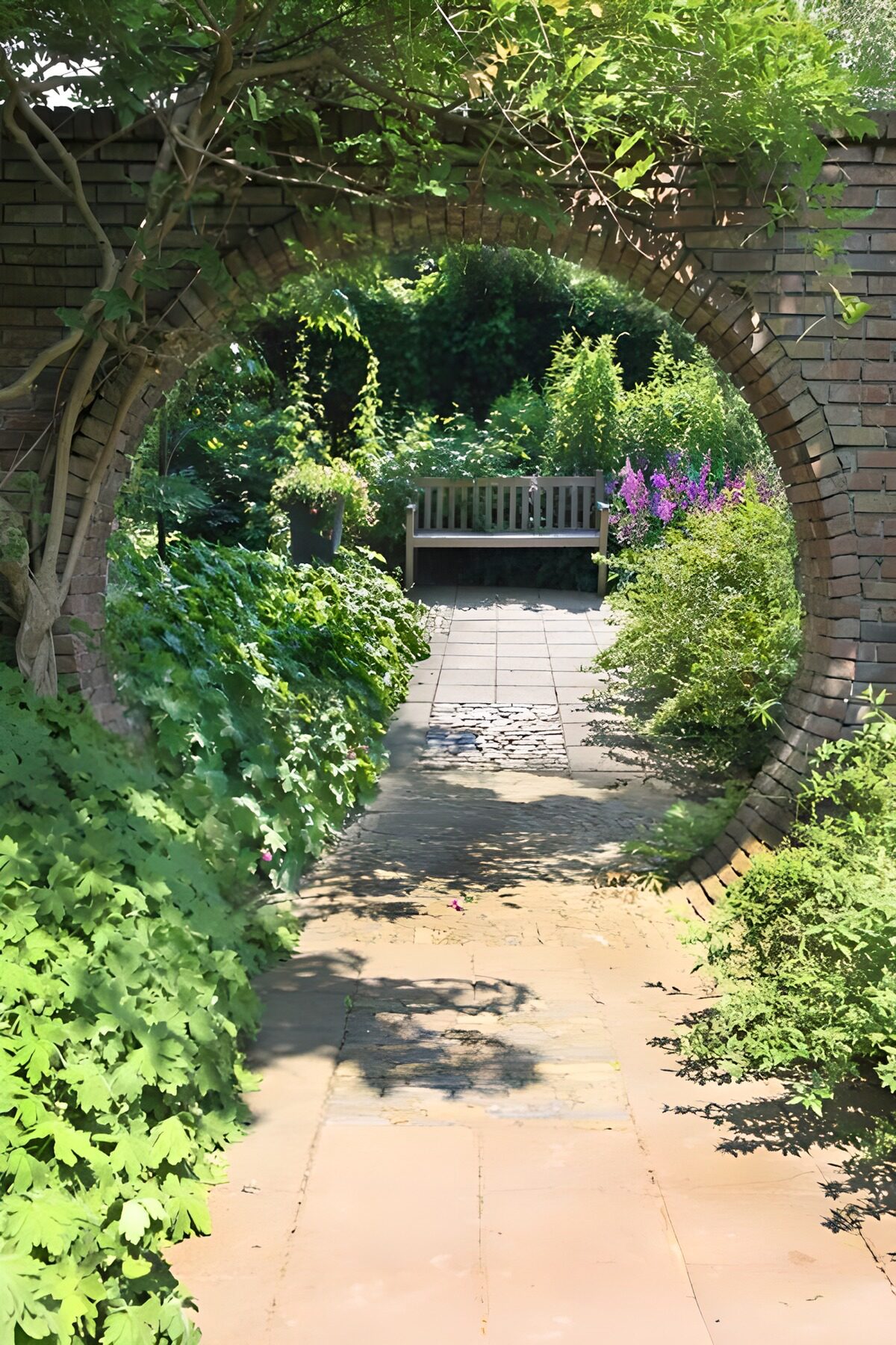 Idylle im Garten durch einen Rundbogen