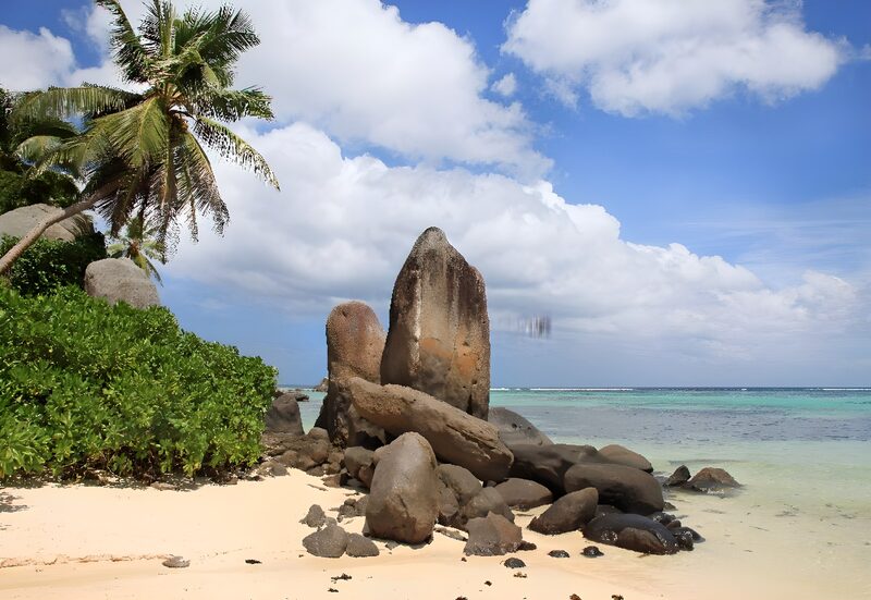 Traumstrand mit Felsen und Palmen
