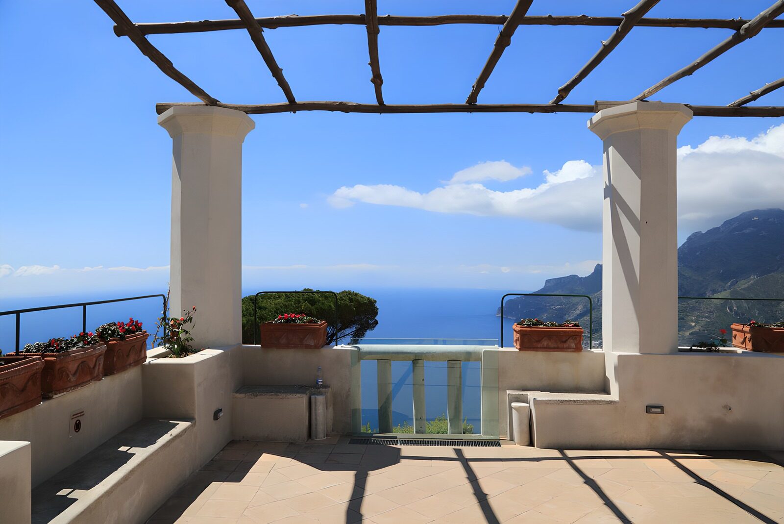 Aussicht von einer Terrasse am Meer