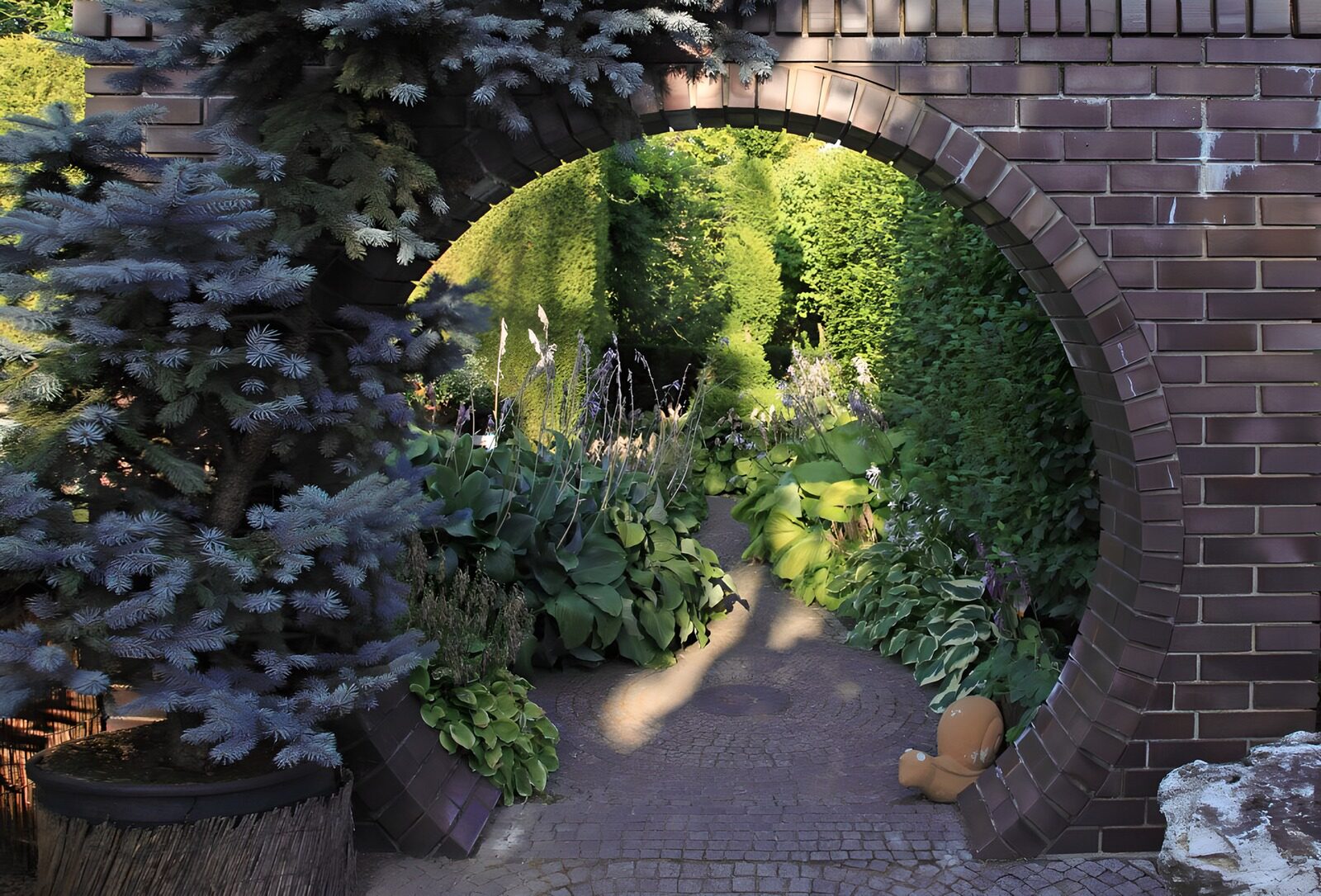 Gartenweg durch einen Kreisbogen
