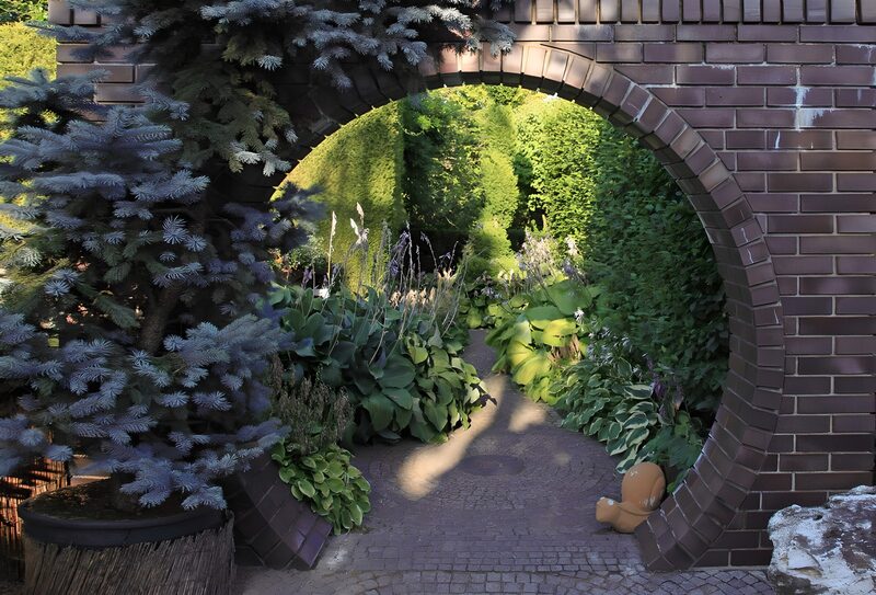 Gartenweg durch einen Kreisbogen