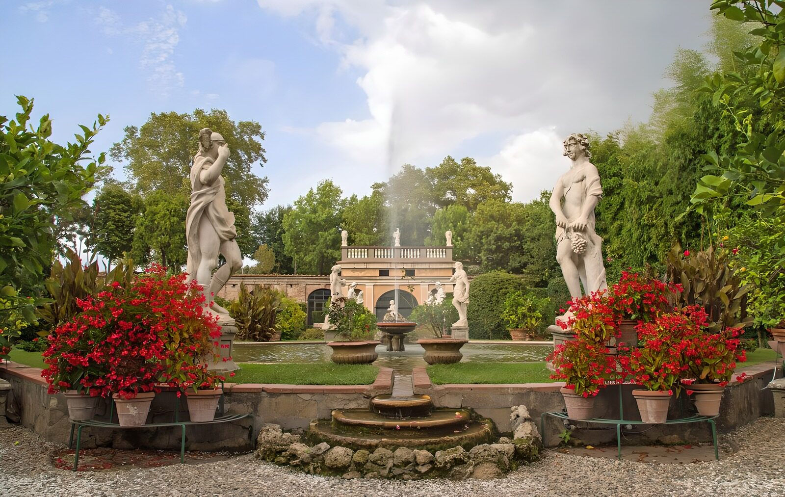 Idylle im Garten mit Statuen und Brunnen