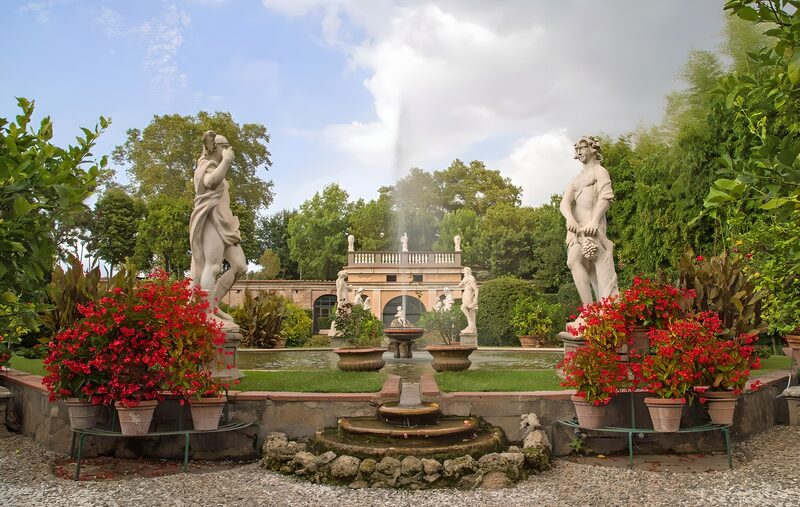 Idylle im Garten mit Statuen und Brunnen