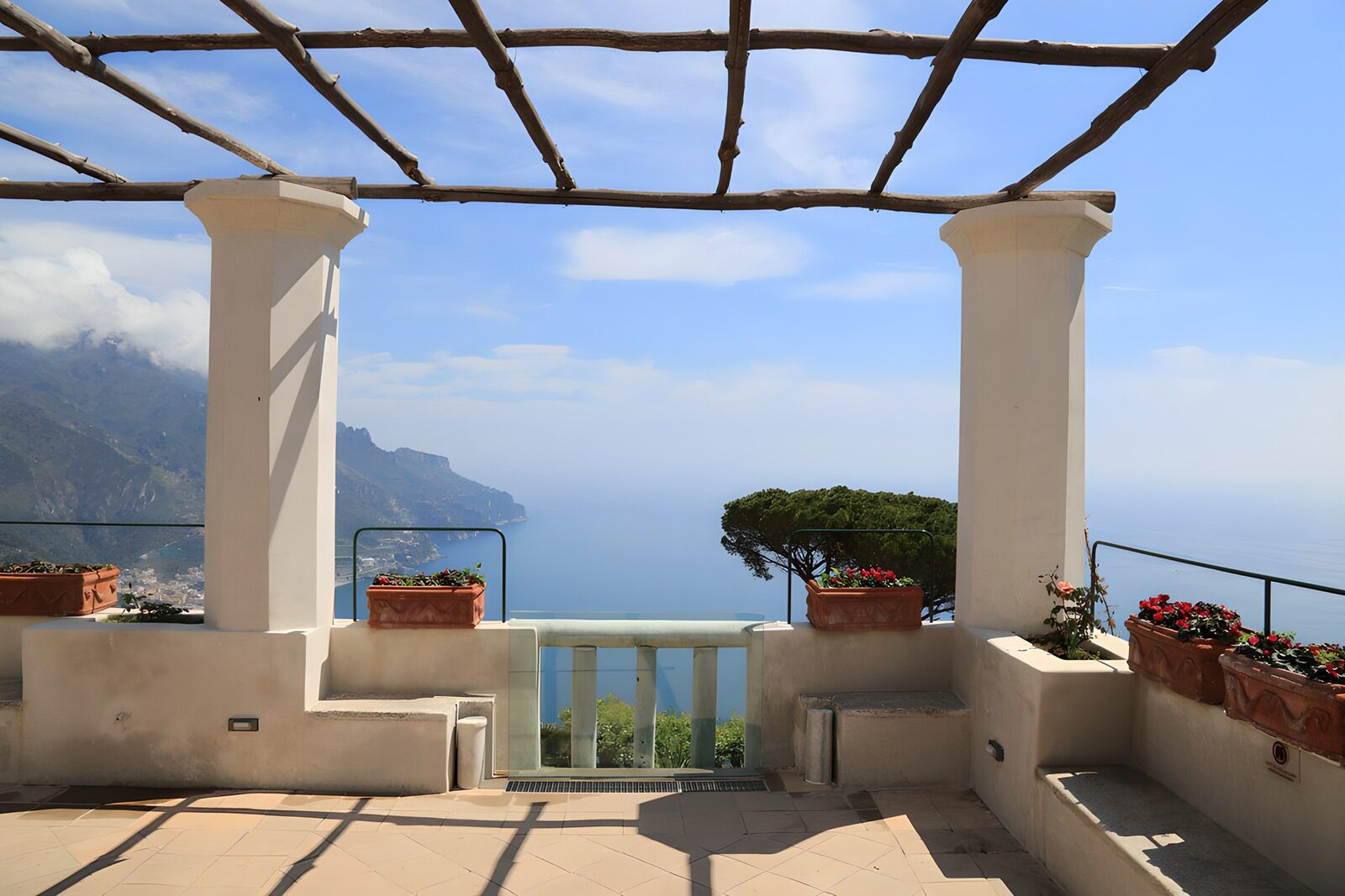 Aussichtsterrasse mit Meerblick
