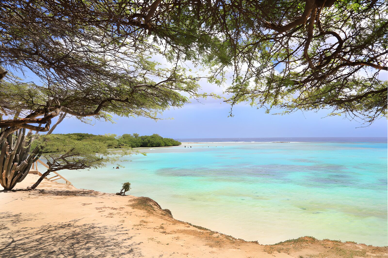 Paradiesischer Strand mit klarem Wasser